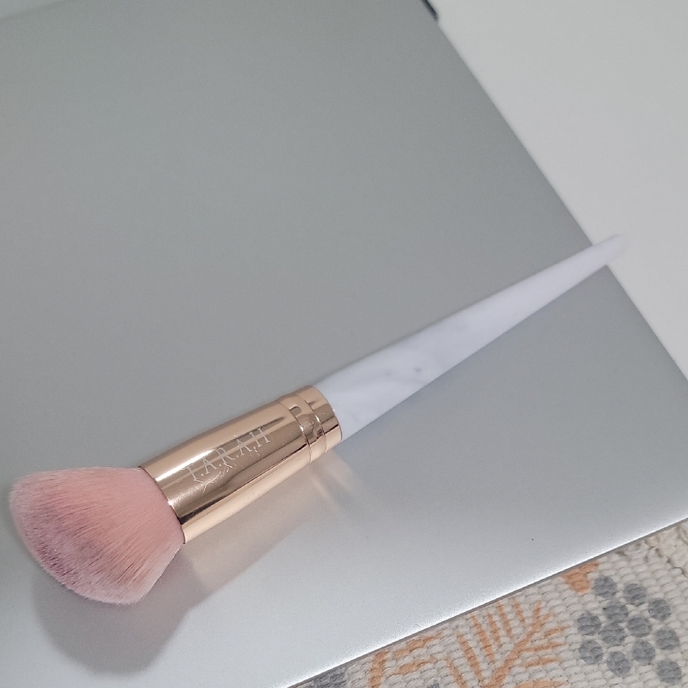 F. A. R. A. H. Farah Pink Makeup 160F Face Brush